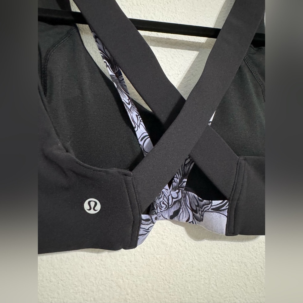 Lululemon sport bra Size 4 - Picture 5 of 6
